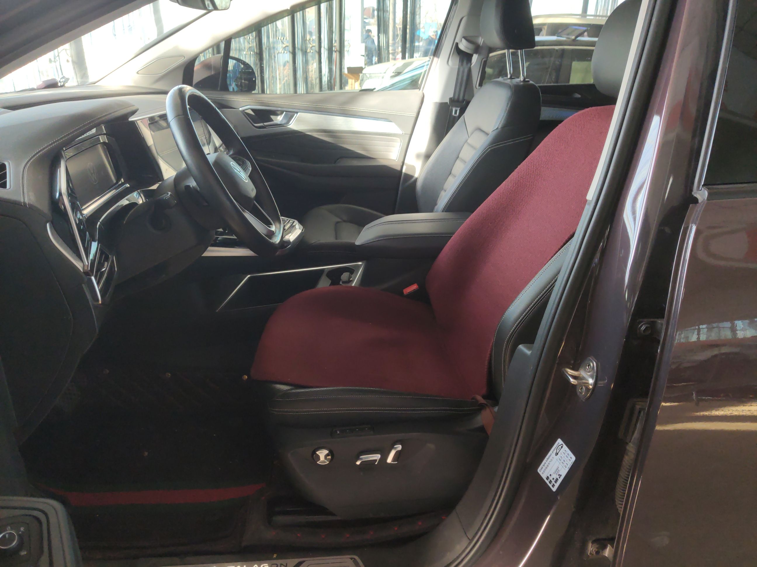 المقاعد الأمامية داخل السيارة