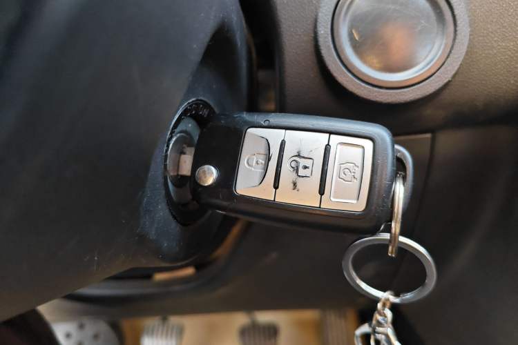 Used Dongfeng Fengon 380 2022 1.5L Comfort-Class Passenger Vehicle (Steel Spring) with 7 Seats
