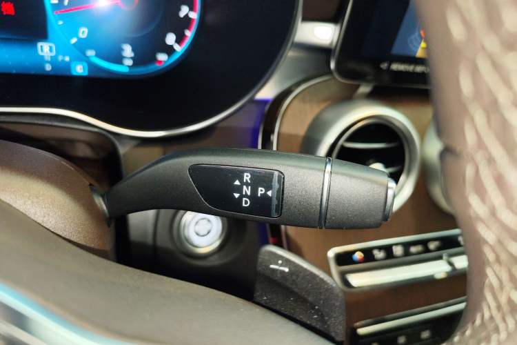 Used Mercedes-Benz GLC 2022 Facelift GLC 260 L 4MATIC Luxury Edition Gear Lever