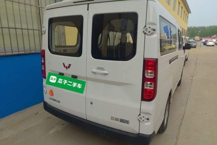 Used Wuling Yangguang 2024 300KM Comfort Version Passenger Van 75kW Rear Right 45 Deg