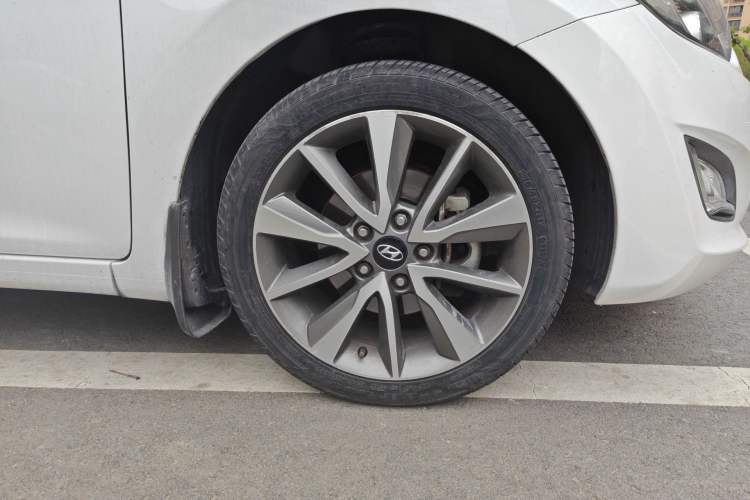 Used Hyundai Elantra (5th Generation / Langdong) 2015 1.6L Automatic Luxury Model Right Front Wheel Hub