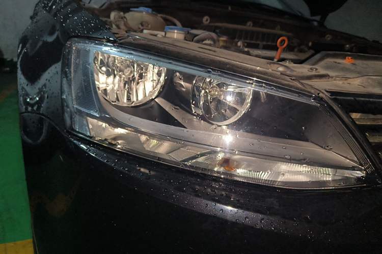 Used Volkswagen Sagitar 2014 1.6L Manual Comfort Model Right Front Headlight