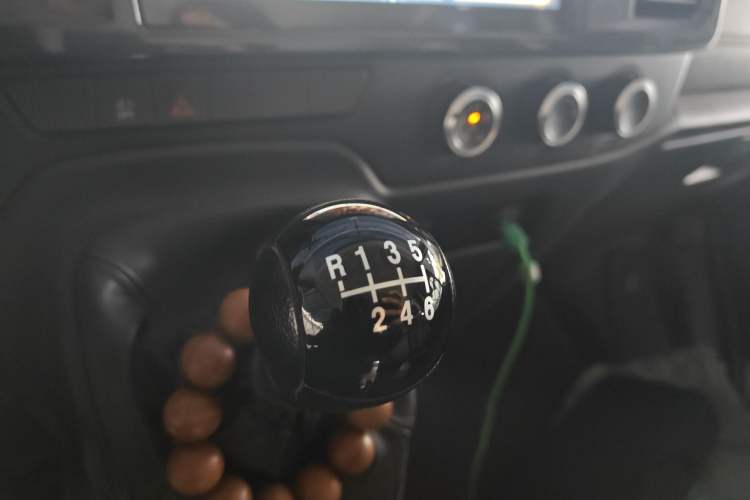 Used JMC Fushun 2022 2.0T Manual Multi-Function Passenger Vehicle Short Wheelbase Low Roof 6-Seater Gear Lever