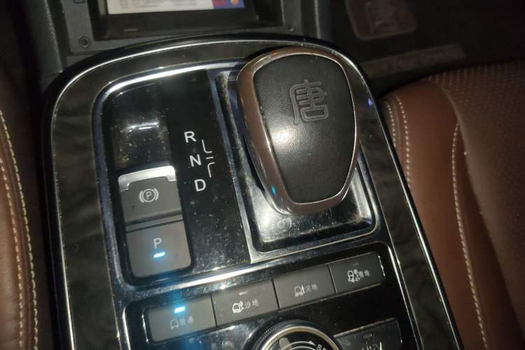 Used BYD Tang New Energy 2015 2.0T Four-Wheel-Drive Flagship Model