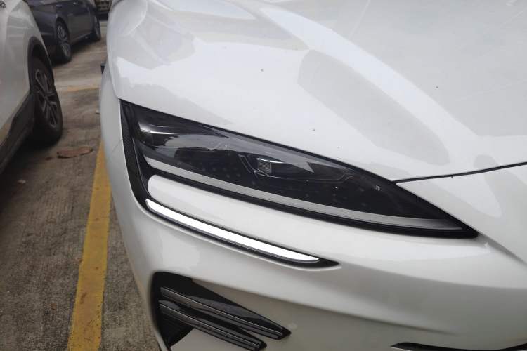 Used BYD Song PLUS New Energy 2025 DM-i 112KM Prestige Model Right Front Headlight