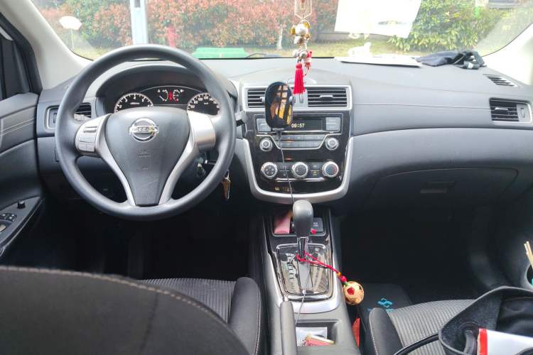 Used Nissan Tiida 2016 1.6L CVT Cool Dynamic Edition Center Console