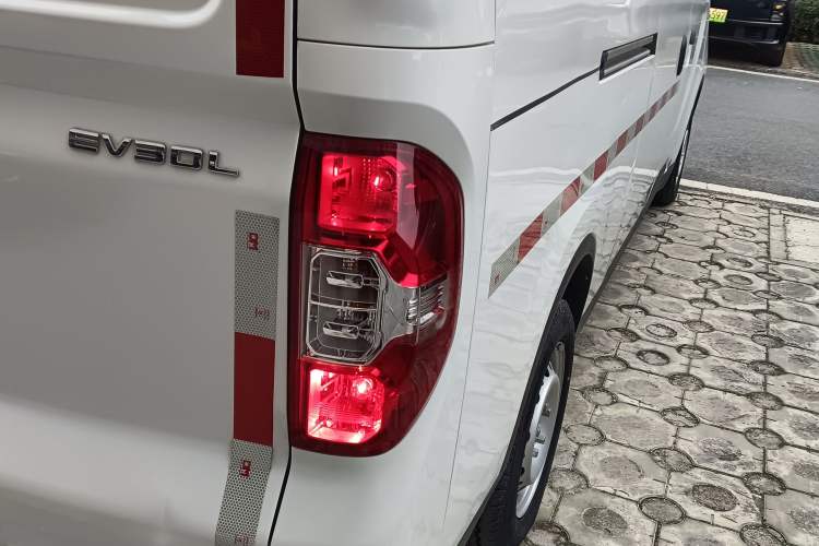 Used SAIC MAXUS EV30 2023 Pure-Electric Smart Logistics Expert with Long Wheelbase Guoxuan