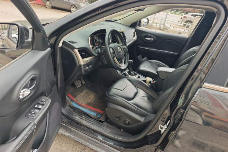 Used Jeep Cherokee 2016 2.0L Superior Edition Driver Seat