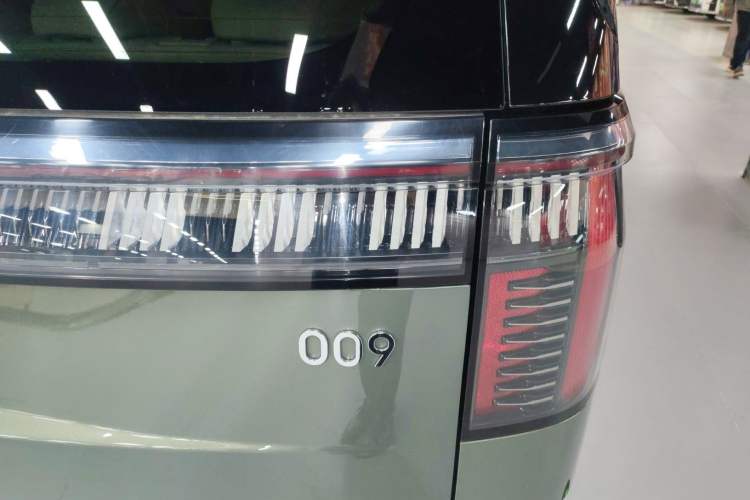 Used Zeekr 009 2024 7-Seater Walk-Through Version Four-Wheel Drive 108 kWh
