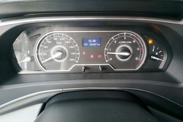 Used SAIC MAXUS Xintu V80 2025 Value Edition Aoyuntong 2.0T Manual Short Wheelbase Mid-Height 127 Ps 5/6 Seats Instrument Cluster