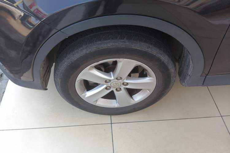 Used Toyota RAV4 2013 2.5L Automatic 4x4 Elite Edition Left Front Wheel Hub