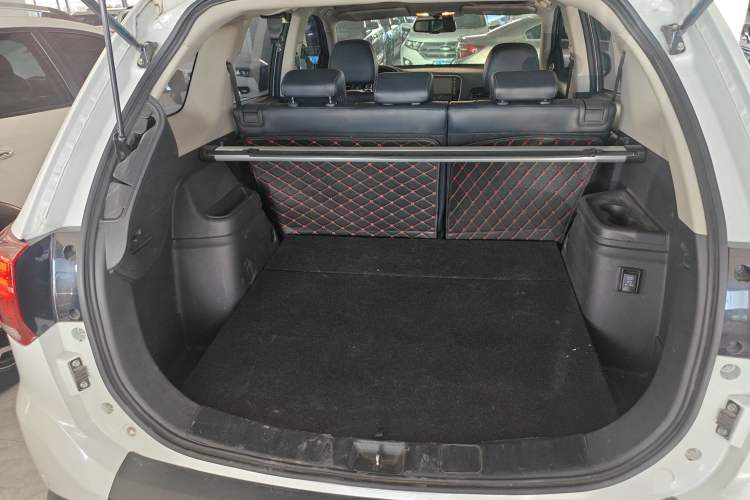 Used Mitsubishi Outlander 2019 2.4L 4x4 Zhi Xiang Edition 5 Seats China VI Standard