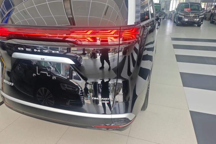 Used Denza D9 2025 DM-i Smart Drive 1020 Four-Wheel Drive Deluxe Model Right Rear Taillight