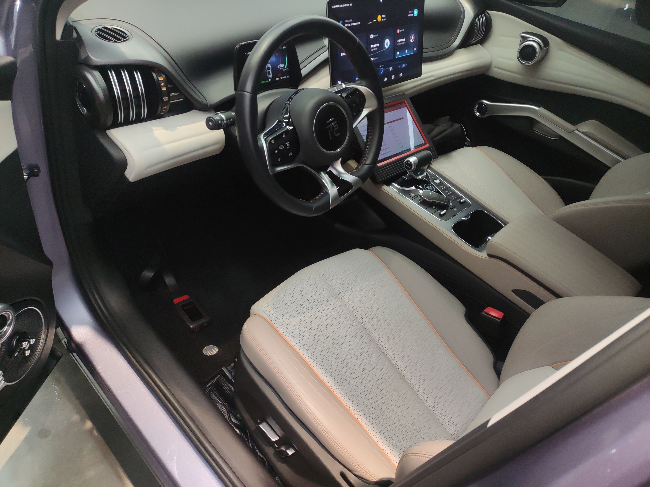 Переднее сиденье в автомобиле