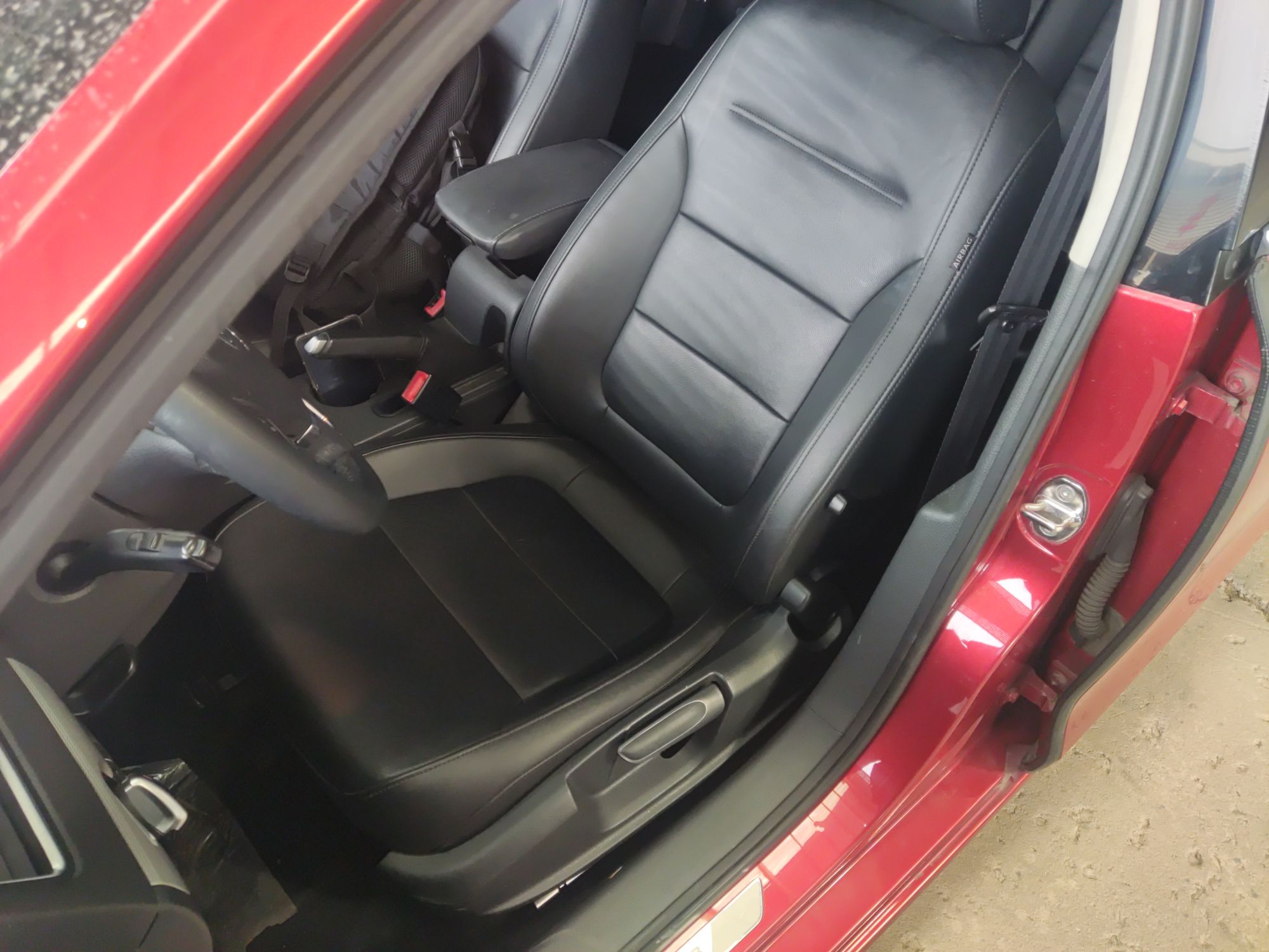 Переднее сиденье в автомобиле