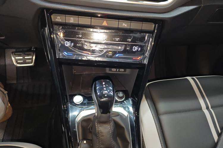 Used Volkswagen T-ROC 2024 300TSI DSG Two-Wheel-Drive Chen Guang Edition
