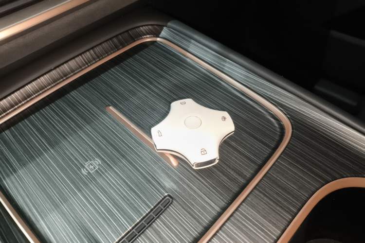 Used Dongfeng eπ eπ008 2024 210Max Range-Extended Version 6 Seats Vehicle Key