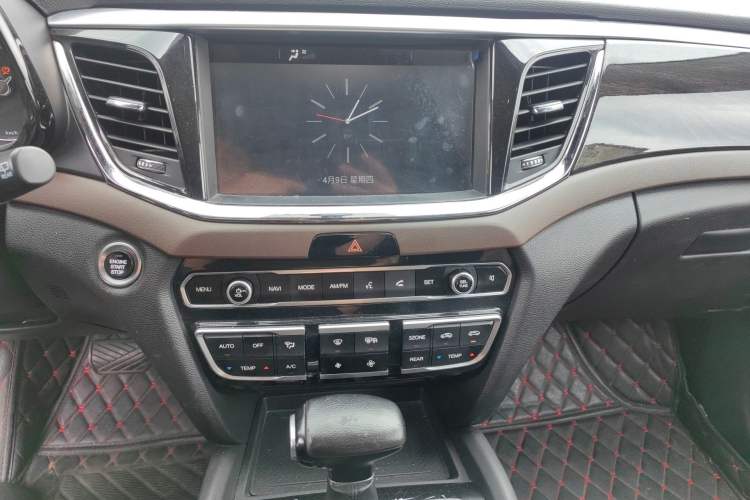 Used GAC Trumpchi GS8 2017 320T Four-Wheel Drive Luxury Smart Connectivity Version (7 Seats) Audio And AC Panel