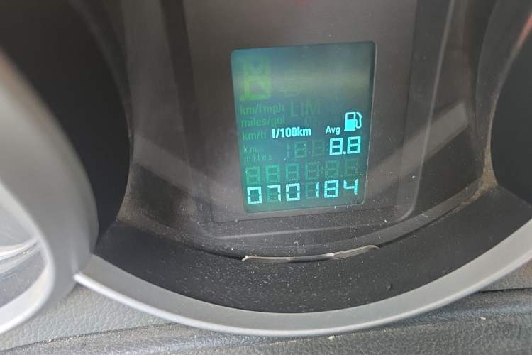 Used Chevrolet Cruze 2013 1.6L SL MT Odometer Close Up