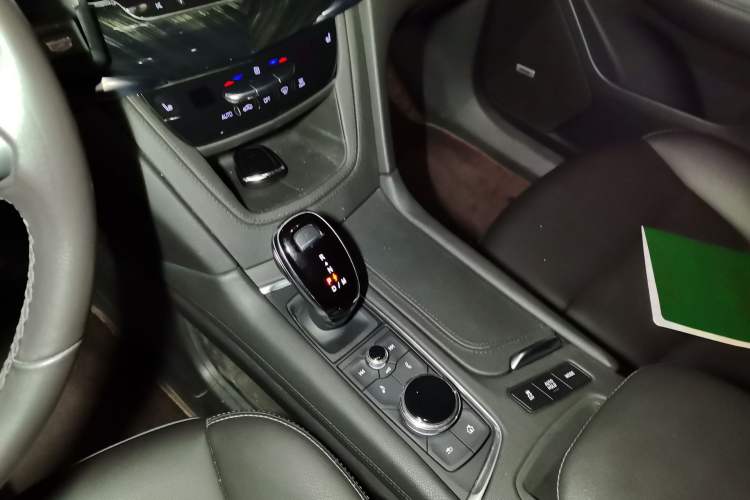 Used Cadillac XT6 2021 2.0T 6-Seater Two-Wheel Drive Luxury Version Gear Lever