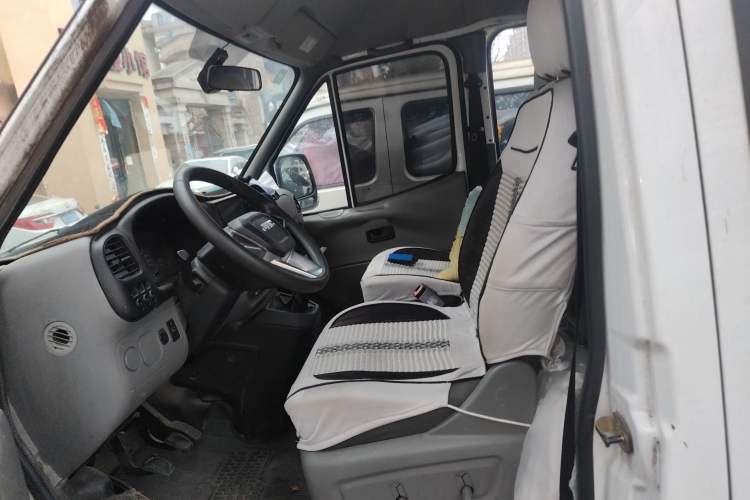 Used JMC Transit 2019 2.8T Commercial Version Long Wheelbase Mid-Roof 6-Seater Rear Single Tire China VI Emission Standard – JX493 Left Front Seat