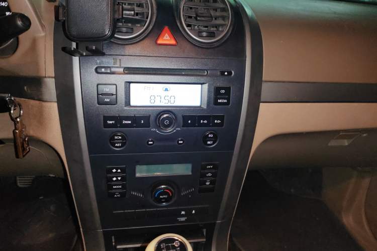 Used Haval H3 2010 Leading Edition 2.5 TCI Two-Wheel Drive Comfort Model Audio And AC Panel