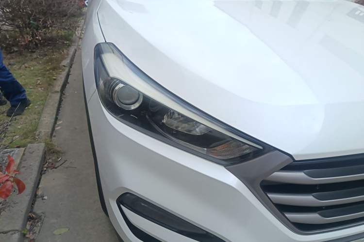 Used Hyundai Tucson 2018 1.6T Dual-Clutch Two-Wheel Drive 15th Anniversary Special Edition Right Front Headlight