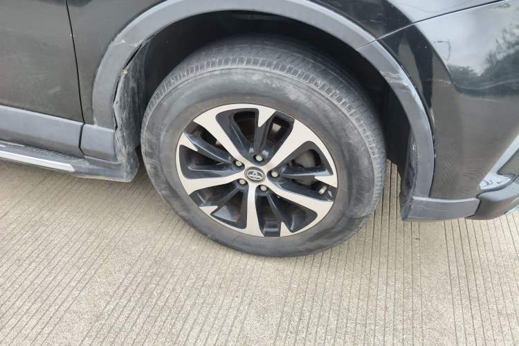 Used Toyota RAV4 2019 2.0L CVT Two-Wheel Drive Luxury Version China VI Standard