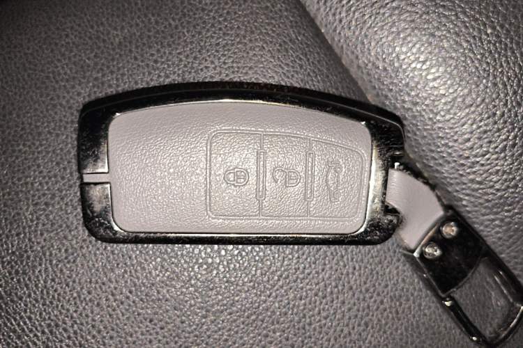 Used JMC Yusheng S350 2013 2.4T Automatic 2WD Diesel Luxury Edition 5 Seats Vehicle Key