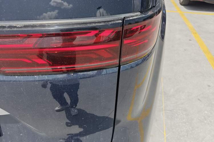 Used Denza D9 2022 DM-i 970 Four-Wheel Drive Prestige Model Right Rear Taillight