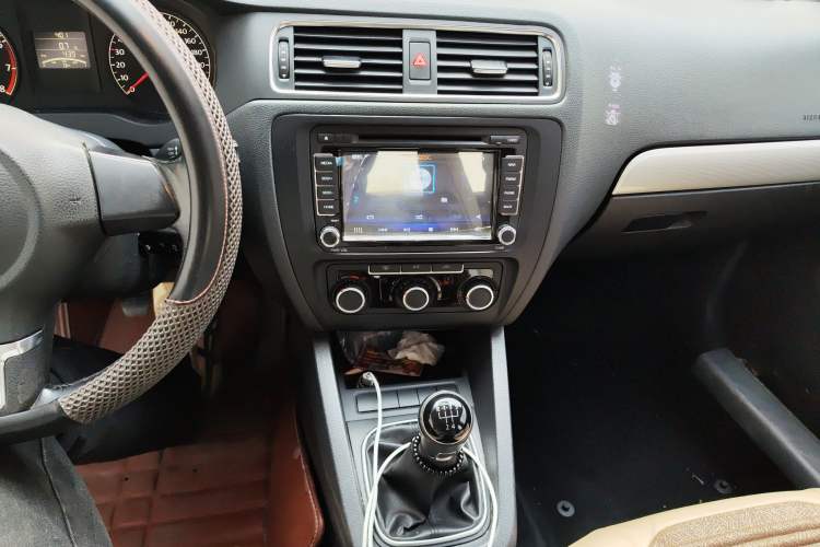 Used Volkswagen Sagitar 2014 Revised Version 1.6L Manual Leading Edition Audio And AC Panel