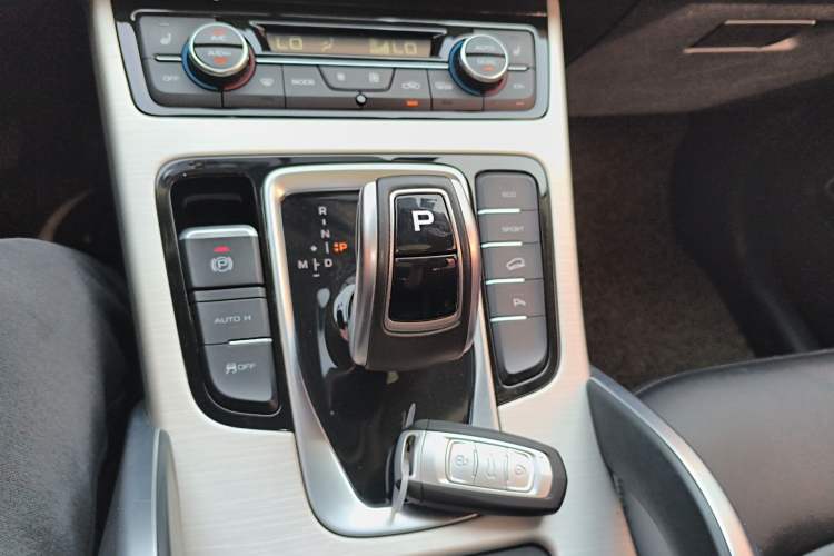 Used Geely Auto Emgrand X7 Sport 2020 1.8TD DCT Two-Wheel Drive Smart Connect 4G-Enabled Version Gear Lever