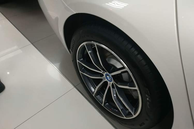 Used BMW 5 Series New Energy 2022 Restyled 535Le M Sport Package Right Rear Wheel Hub