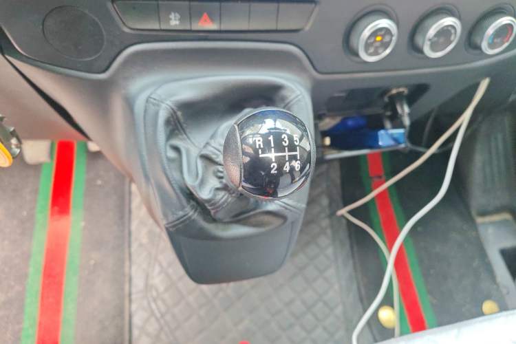 Used JMC Fushun 2022 2.0T Manual Multi-Function Passenger Vehicle Short Wheelbase Mid-Height Roof 6-Seater
