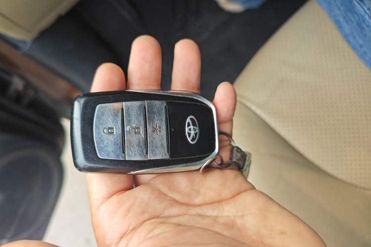 Used Toyota RAV4 2011 2.0L Automatic Luxury Edition Vehicle Key