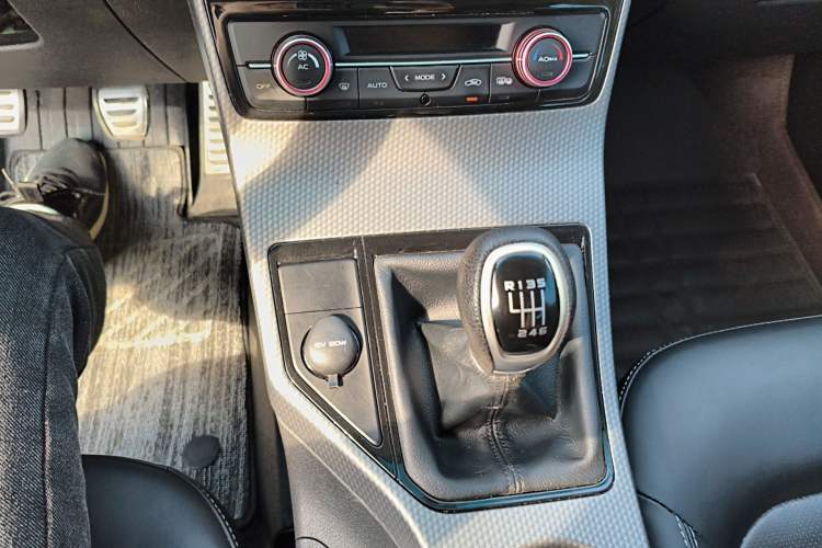 Used Geely Auto Emgrand GS 2016 Sports Edition 1.8L Manual LingShang Model Gear Lever