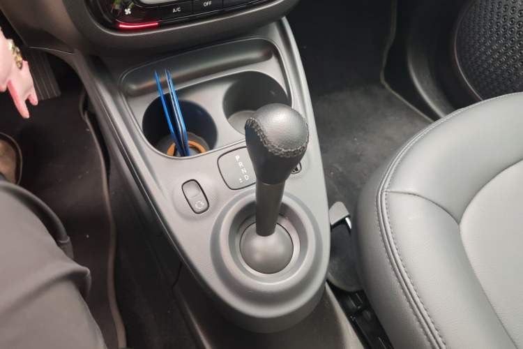 Used smart forfour 2016 1.0L 52 kW Passion Edition Gear Lever