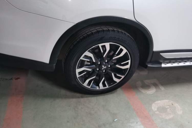 Used Mitsubishi Outlander 2019 2.4L 4x4 Zhi Xiang Edition 5 Seats China V Emission Standard
