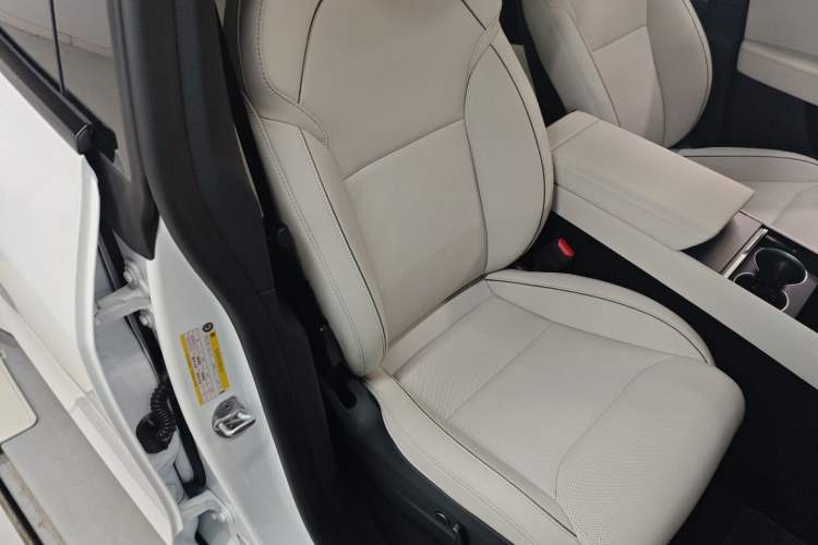 Used Tesla Model Y L 2025 Model Long-Range All-Wheel-Drive Version
