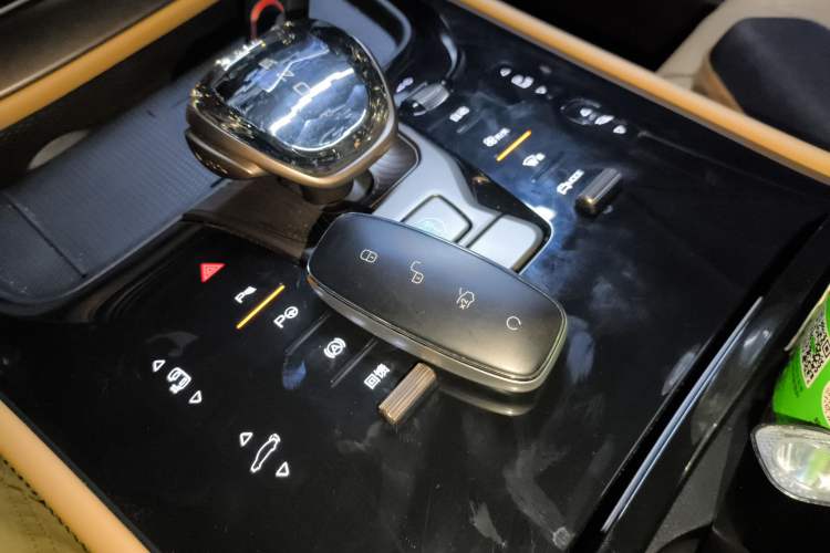 Used Denza D9 2022 EV 600 Four-Wheel Drive Prestige Model
