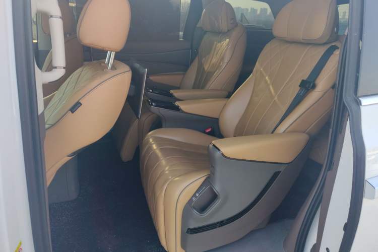 Used Denza D9 2022 DM-i 970 Four-Wheel Drive Prestige Model
