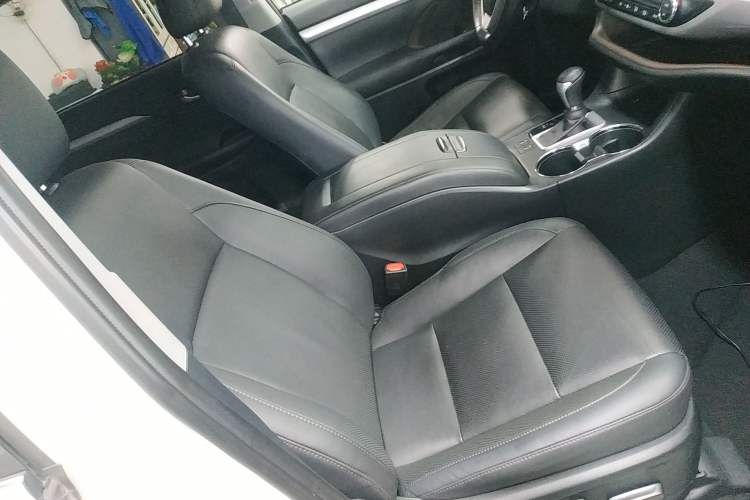 Used Toyota Highlander 2018 2.0T Two-Wheel Drive Luxury Edition 7 Seats China VI Standard
