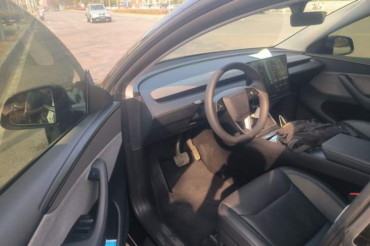 Used Tesla Model Y 2025 Rear-Wheel-Drive Version