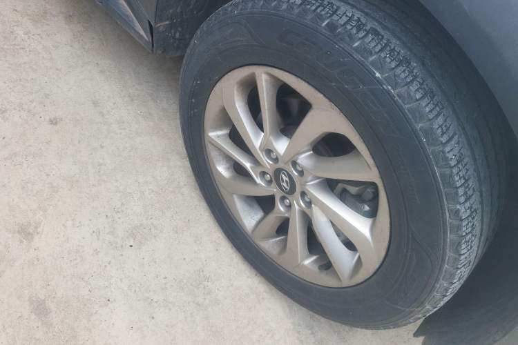 Used Hyundai Tucson 2015 1.6T Dual-Clutch Two-Wheel-Drive Smart Model Right Front Wheel Hub