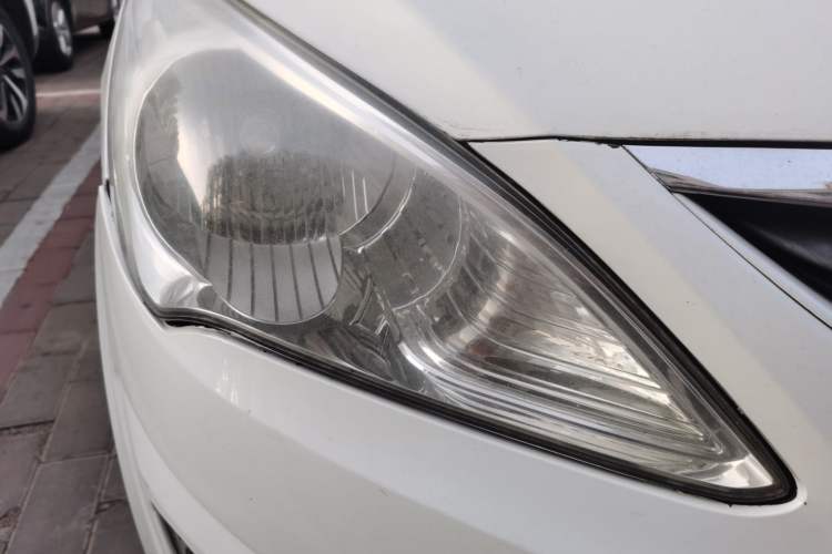 Used Hyundai Verna (older generation) 2010 Sedan 1.4L Automatic Comfort Model GS Right Front Headlight