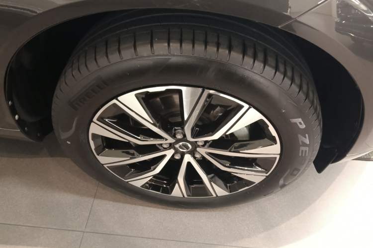 Used Volvo XC60 2023 B5 4x4 Smart Luxury Edition Right Front Wheel Hub