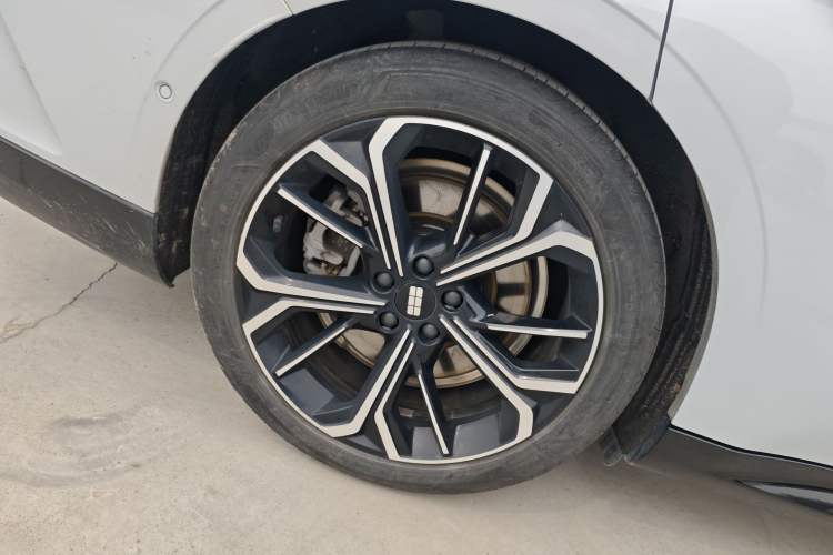 Used Geely Galaxy E8 2025 700 km Long-Range Intelligent Driving Version Right Rear Wheel Hub