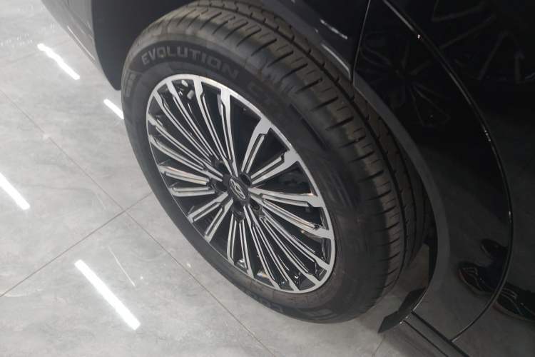 Used Chery Tiggo 9 2025 2.0T Dual-Clutch Two-Wheel Drive Luxury Edition 5 Seats Right Rear Wheel Hub