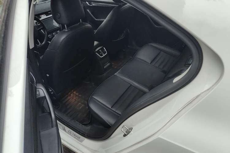 Used Skoda Octavia 2016 1.6L Automatic Front-Wheel Drive Model
