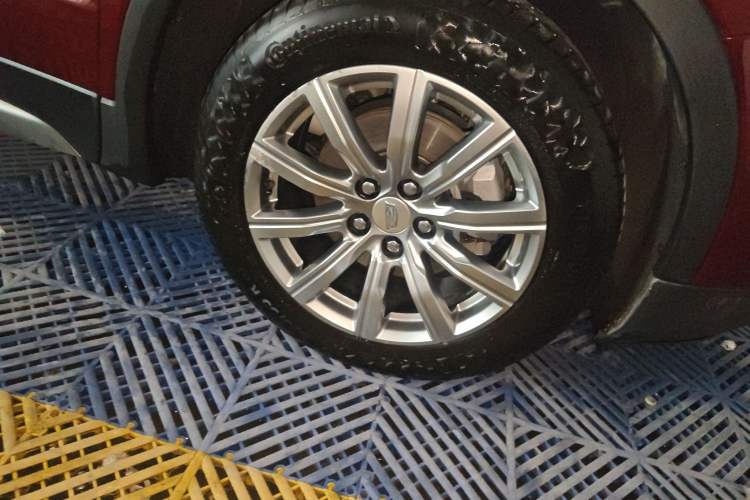 Used Cadillac XT4 2018 28T Two-Wheel-Drive Luxury Model Right Front Wheel Hub